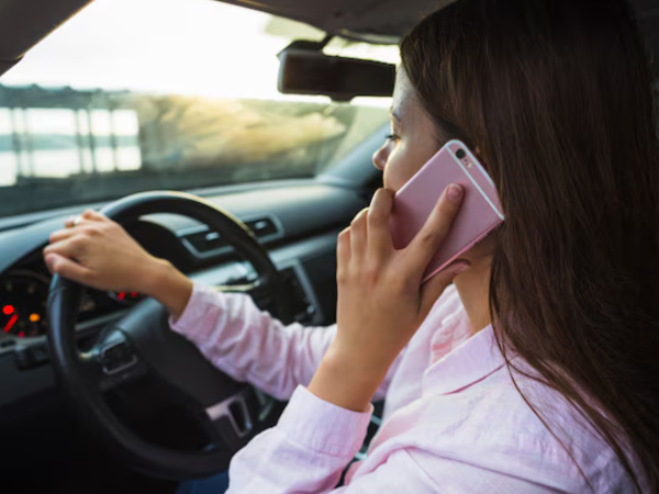 infracción que se genera al utilizar el teléfono móvil mientras se está conduciendo